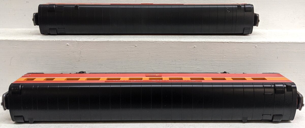 MTH 20-66216 O SP 70' Streamlined Slpr/Diner Passenger Car Set (Set of 2) VG/Box