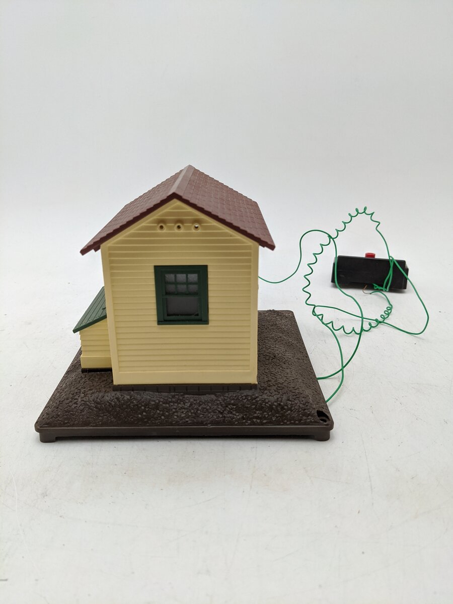 Lionel 6-2126 O Gauge Operating Whistling Freight Shed VG/Box