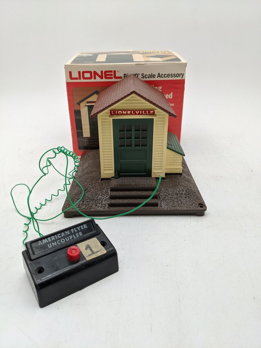 Lionel 6-2126 O Gauge Operating Whistling Freight Shed VG/Box