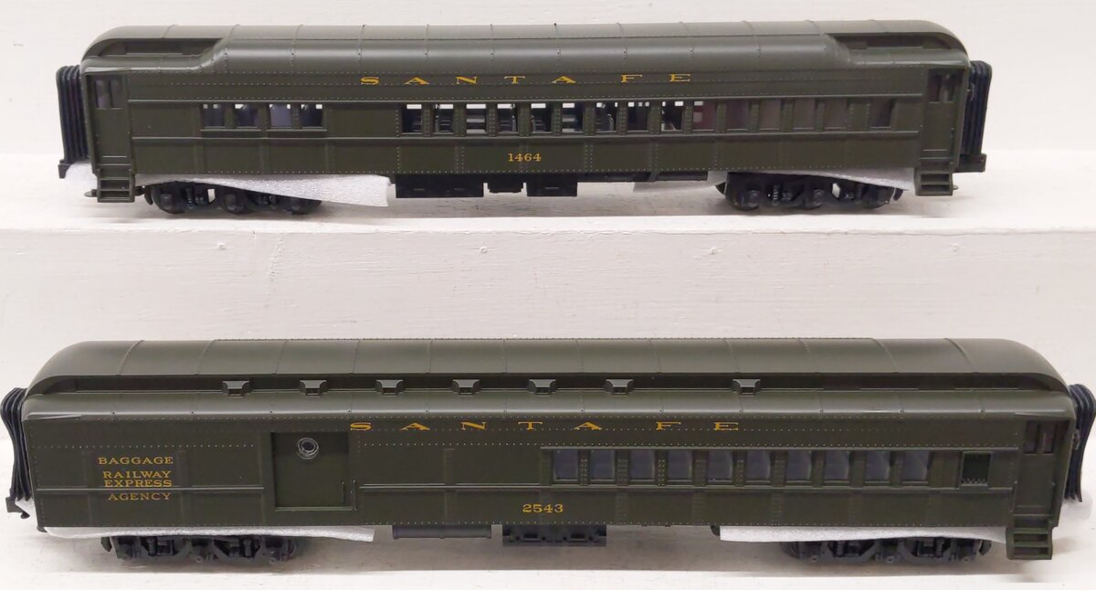 MTH 20-4149 O ATSF 70' Madison Combine/Diner Passenger Set (Set of 2) LN/Box