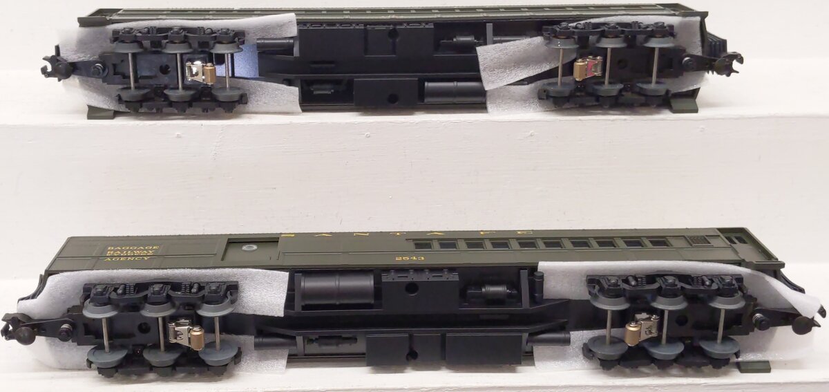MTH 20-4149 O ATSF 70' Madison Combine/Diner Passenger Set (Set of 2) LN/Box