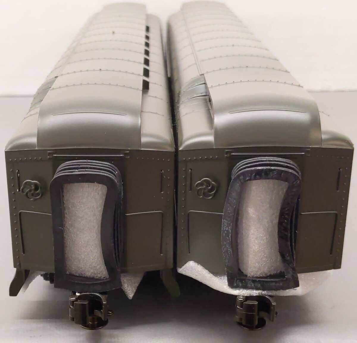 MTH 20-4149 O ATSF 70' Madison Combine/Diner Passenger Set (Set of 2) LN/Box