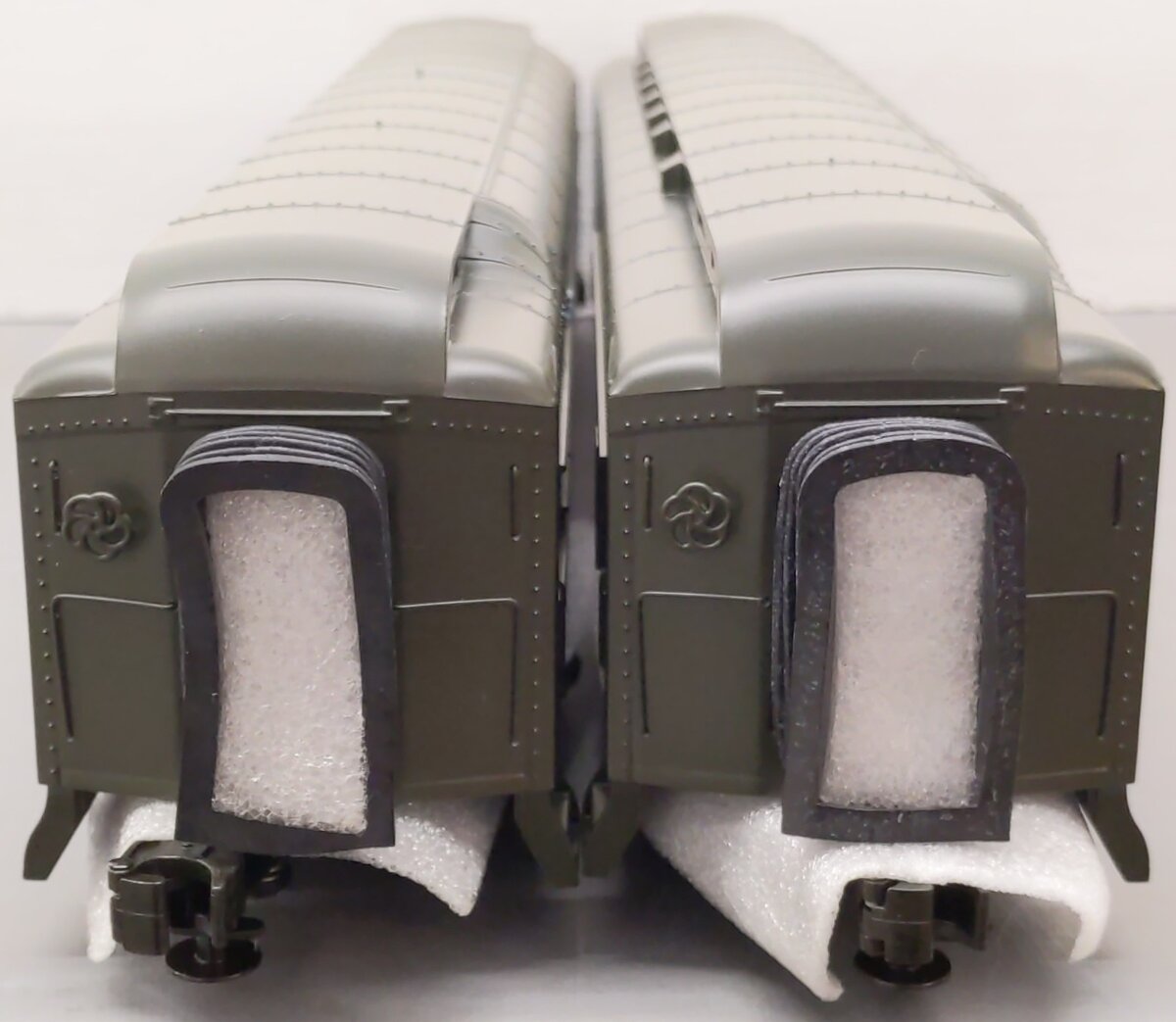 MTH 20-4149 O ATSF 70' Madison Combine/Diner Passenger Set (Set of 2) LN/Box