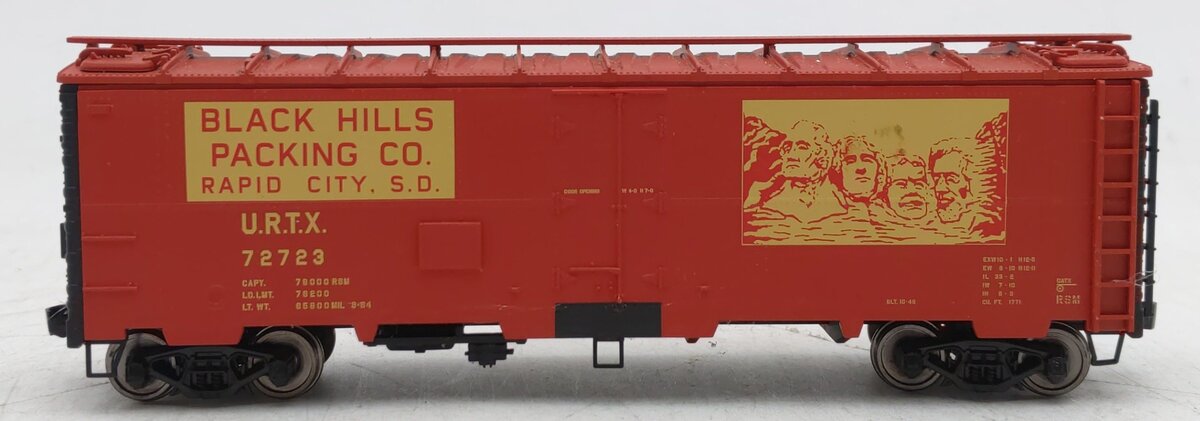 Walthers 910-3506 HO Union Refrigerator Trans. URTX 40' Steel Meat Reefer Black  EX