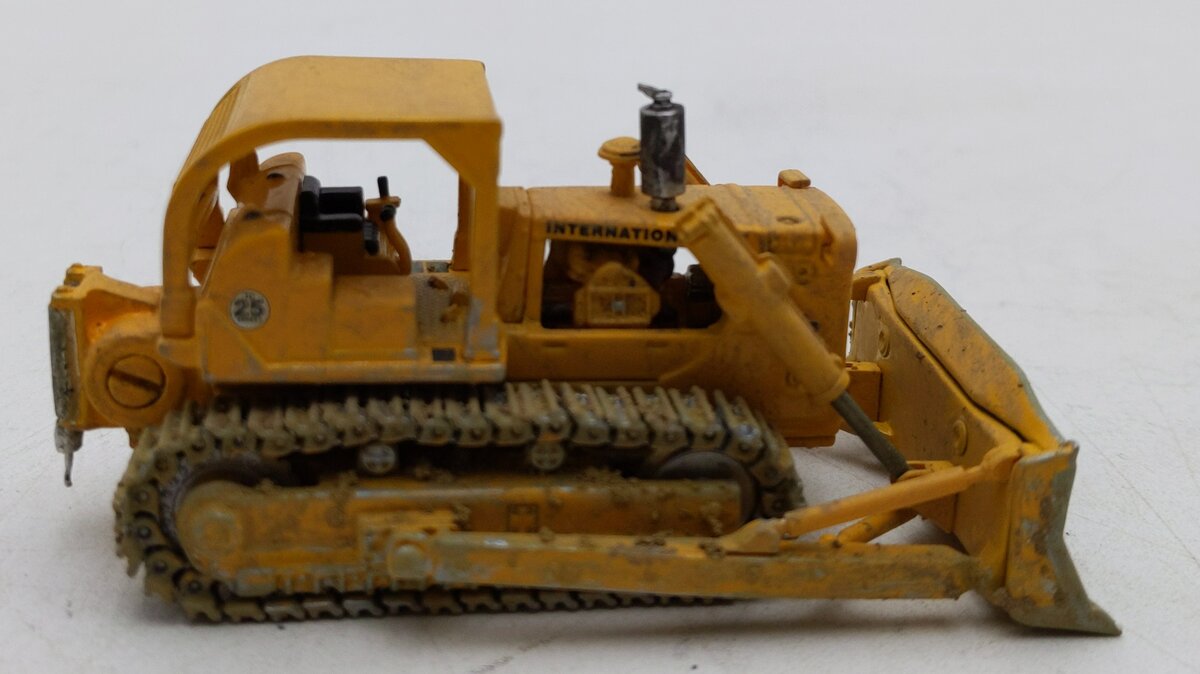 International Harvester TD-25 1:87 Weathered Diecast Diesel Crawler/Box
