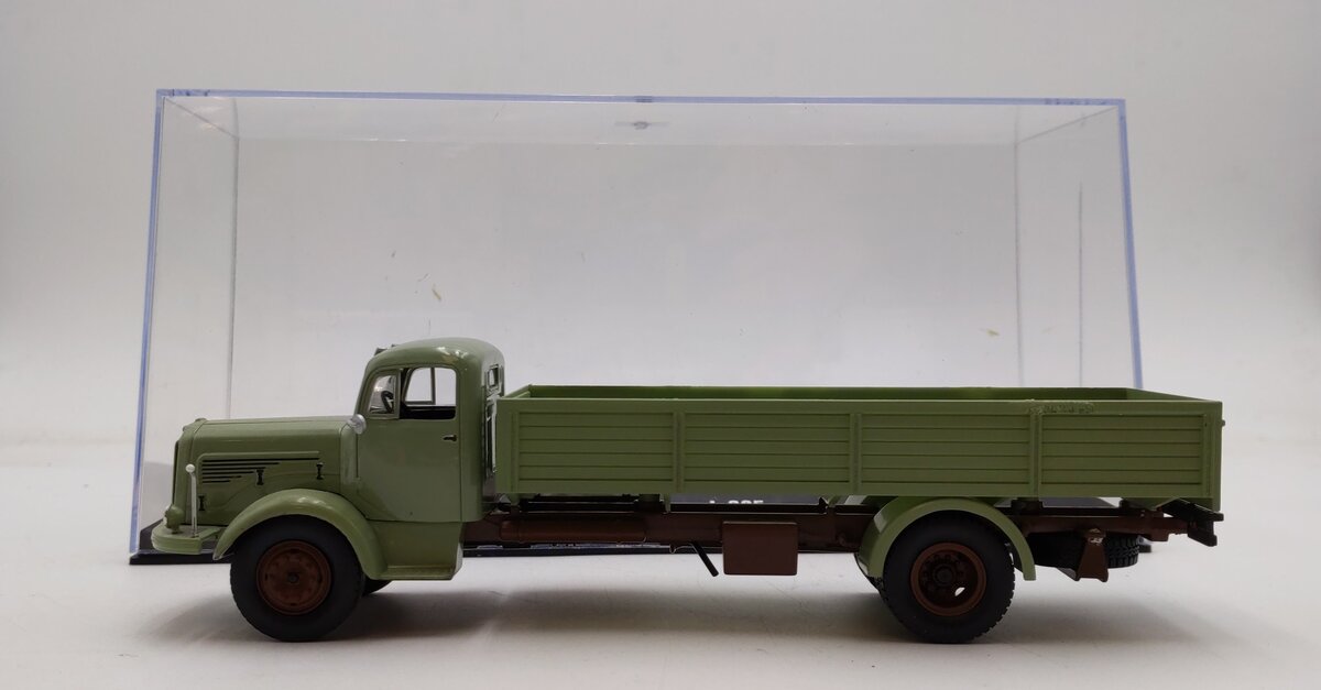 IXO Models 1:43 Scale Mercedes Benz truck EX/Box