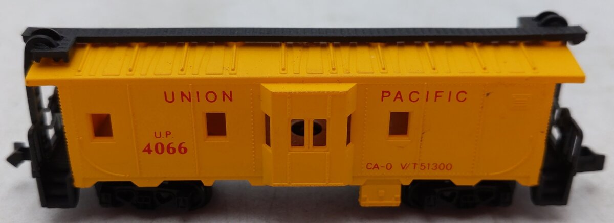 Model Power 3124 N Scale Union Pacific Bay Window Caboose EX/Box