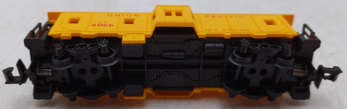 Model Power 3124 N Scale Union Pacific Bay Window Caboose EX/Box