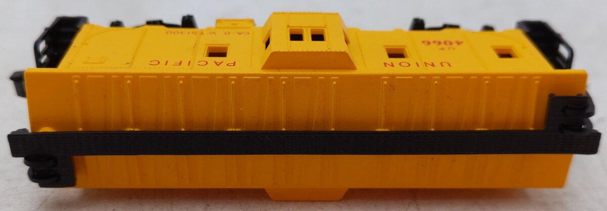 Model Power 3124 N Scale Union Pacific Bay Window Caboose EX/Box