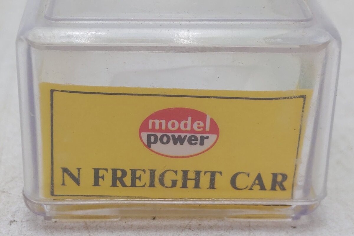 Model Power 3124 N Scale Union Pacific Bay Window Caboose EX/Box