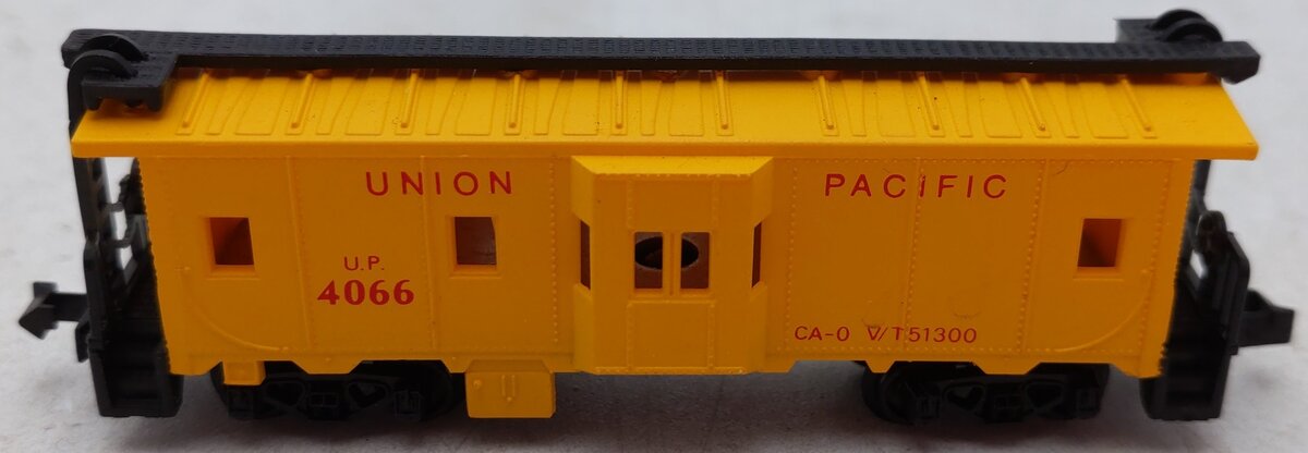Model Power 3124 N Scale Union Pacific Bay Window Caboose EX/Box