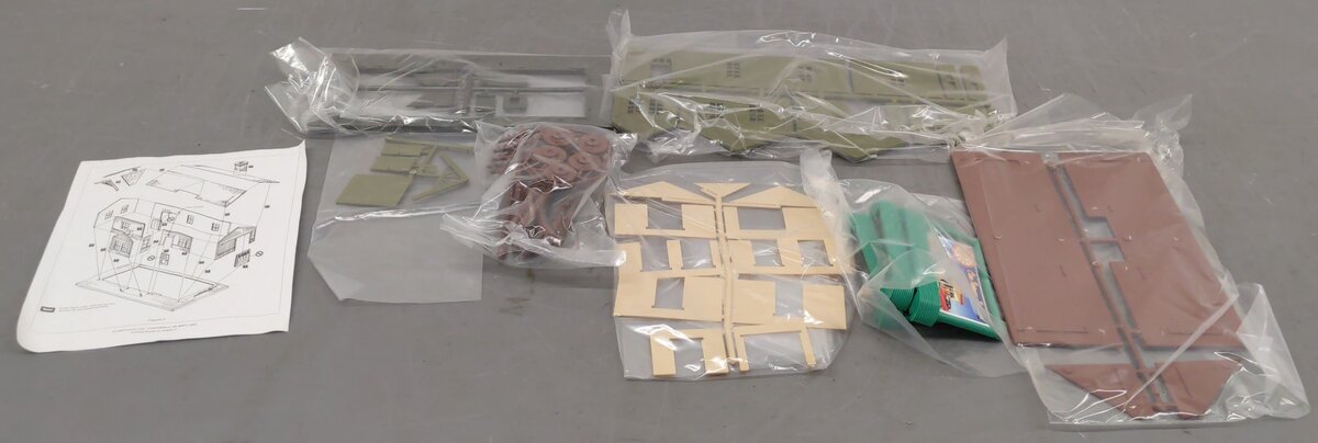 Lionel 6-11974 O Scale Freight Station & Accessory Pack Building Kit EX/Box