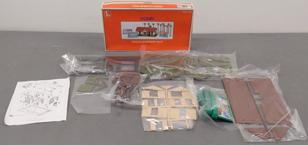 Lionel 6-11974 O Scale Freight Station & Accessory Pack Building Kit EX/Box