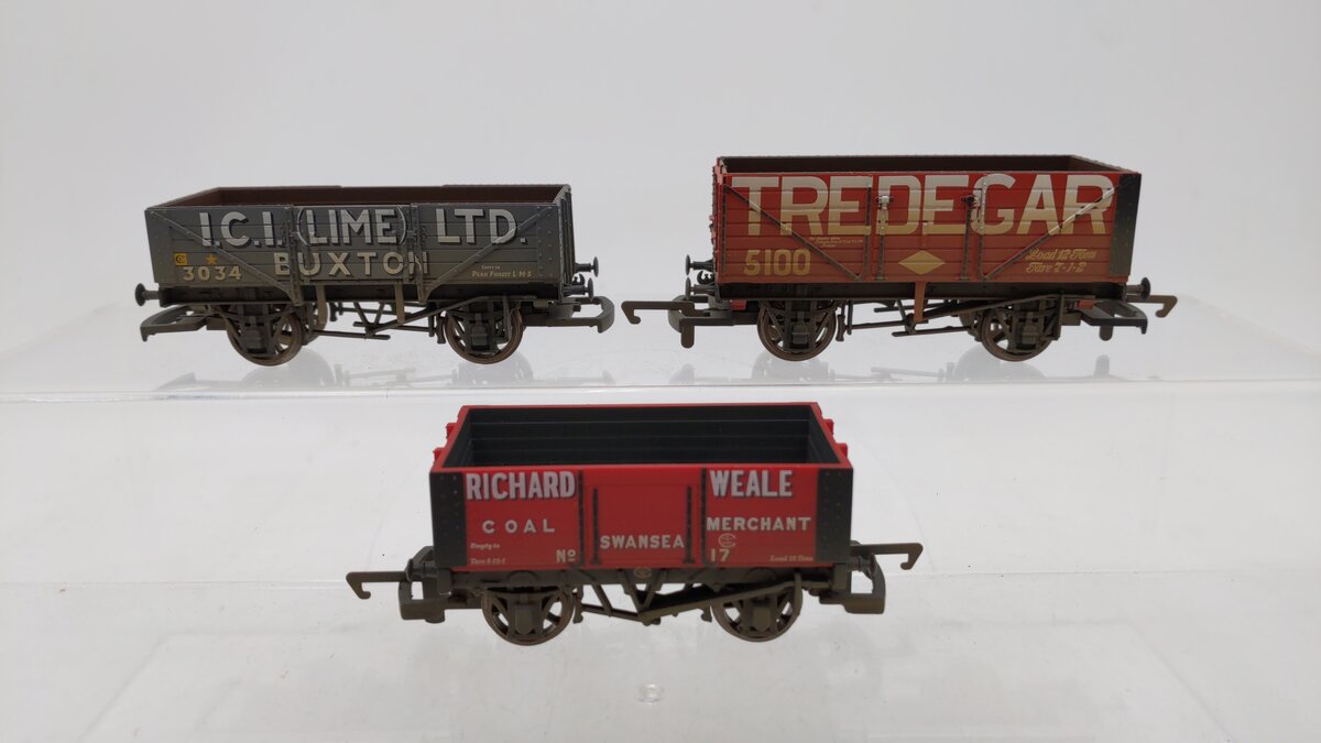 Hornby R6156 OO Scale Assorted 3-Car Weathered Wagon Set #17/3034/5100 EX