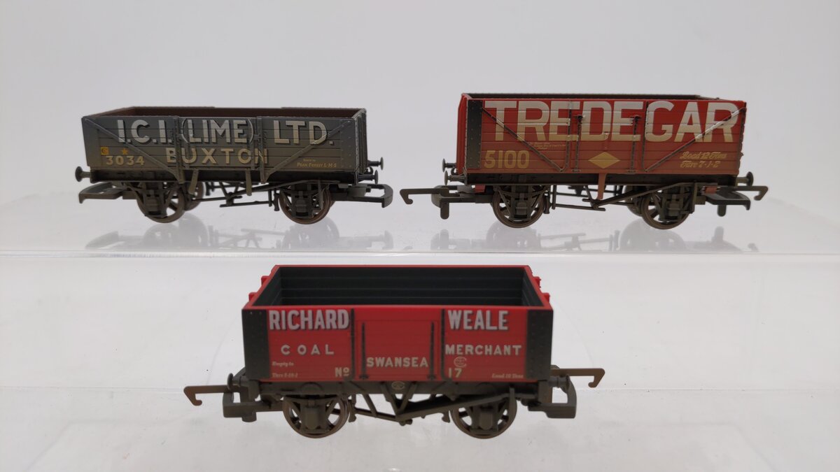 Hornby R6156 OO Scale Assorted 3-Car Weathered Wagon Set #17/3034/5100 EX