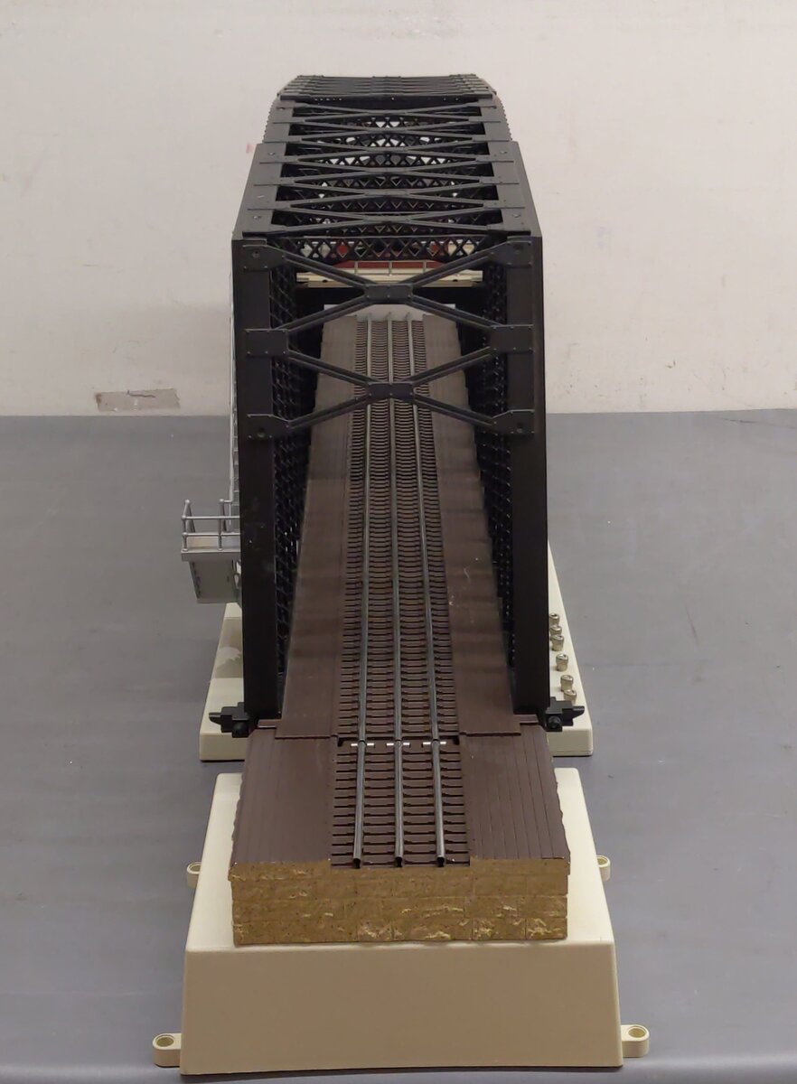 Lionel 6-24111 O Gauge Operating Swing Bridge EX/Box