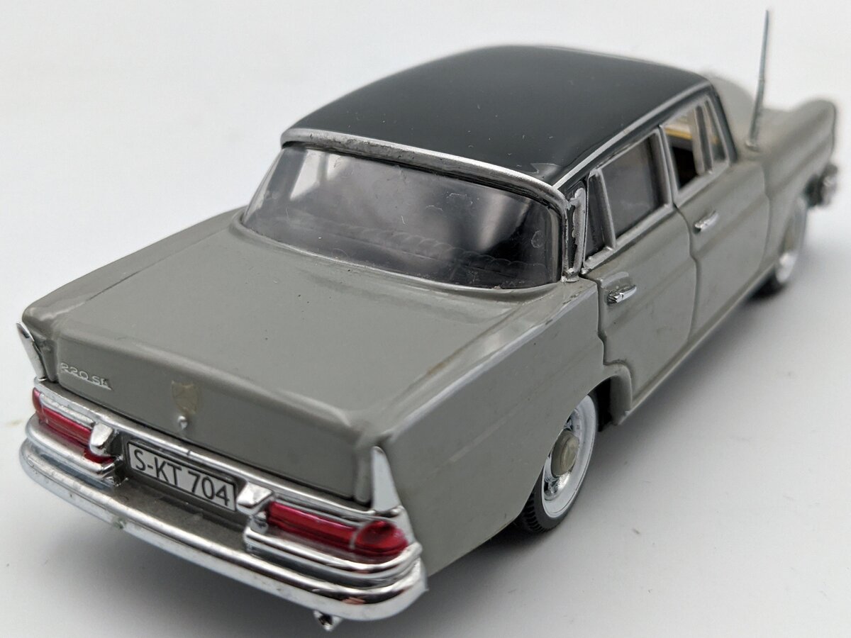 Schuco 1:43 Mercedes-Benz 200 D Heckflosse W110 1966