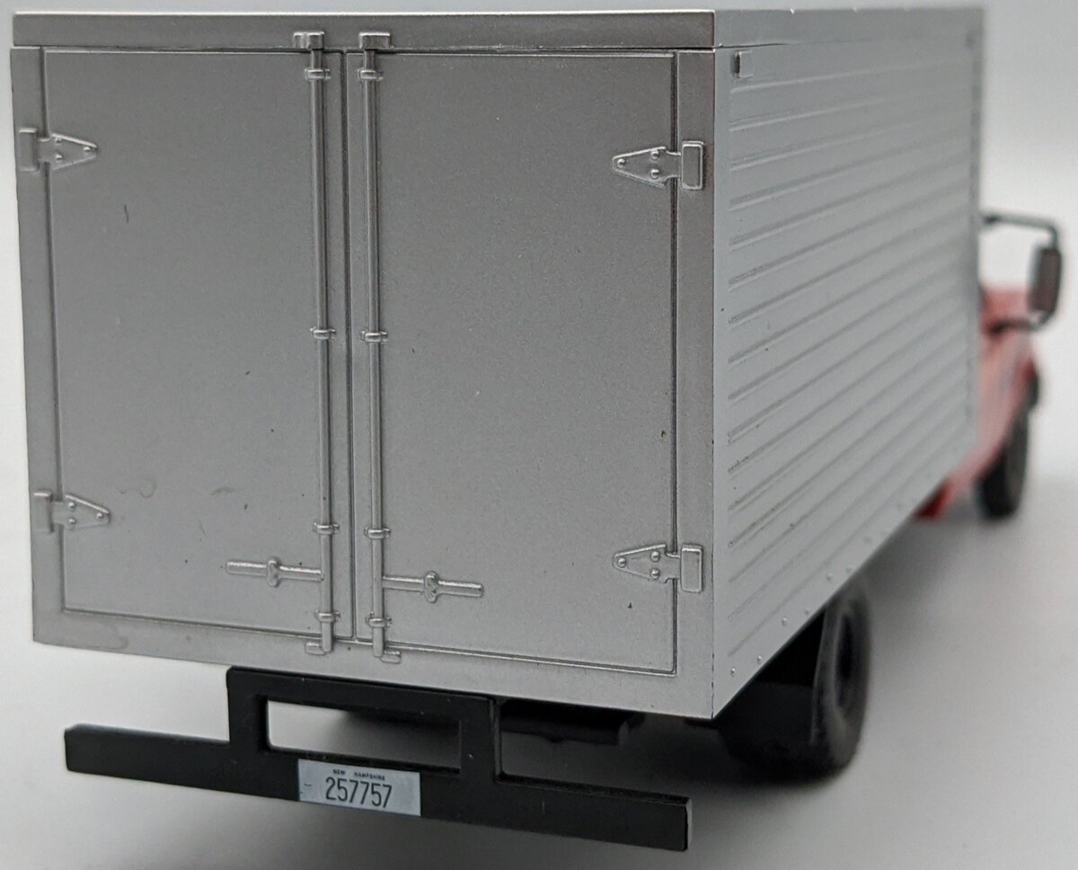 Whitebox WB267 1:43 1985 Chevrolet D-40 Box Truck Red LN