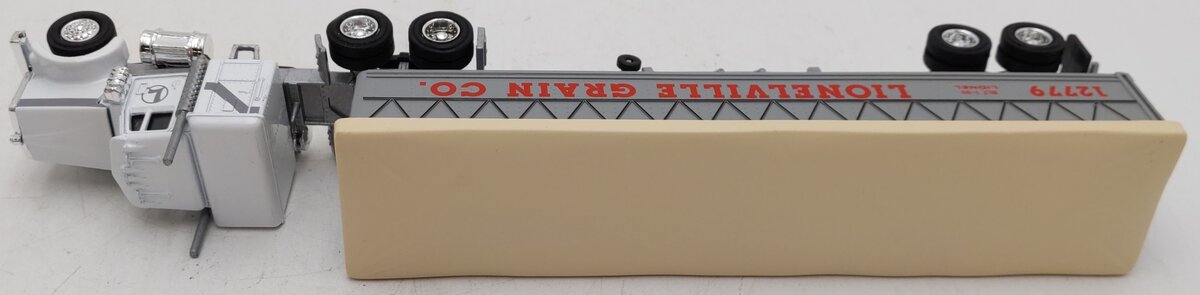 Lionel 6-12779 O Gauge Lionelville Grain Co. Tractor & Grain Rig EX/Box