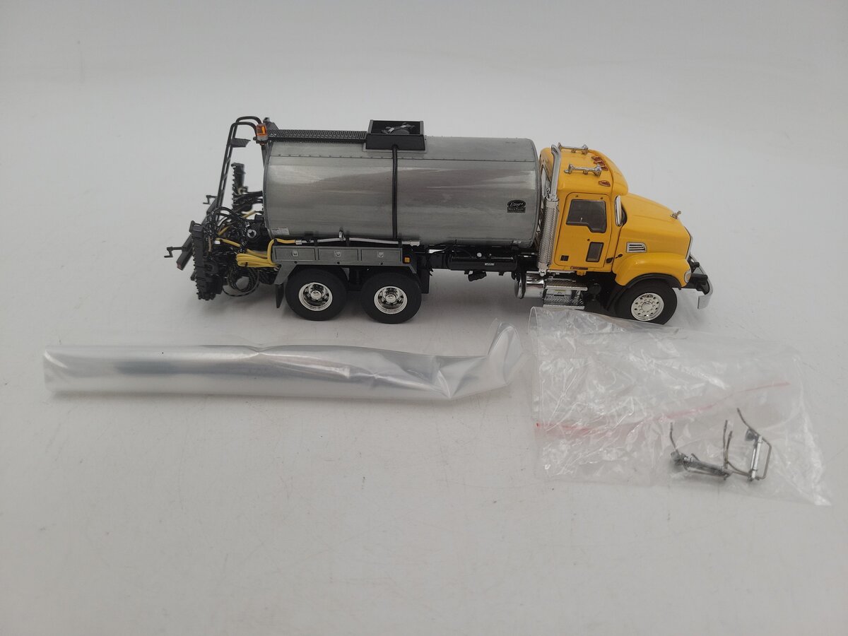 Sword Models SW2103-Y 1:50 Scale Mack Granite Truck w/Etnyre Asphalt Distributor EX/Box