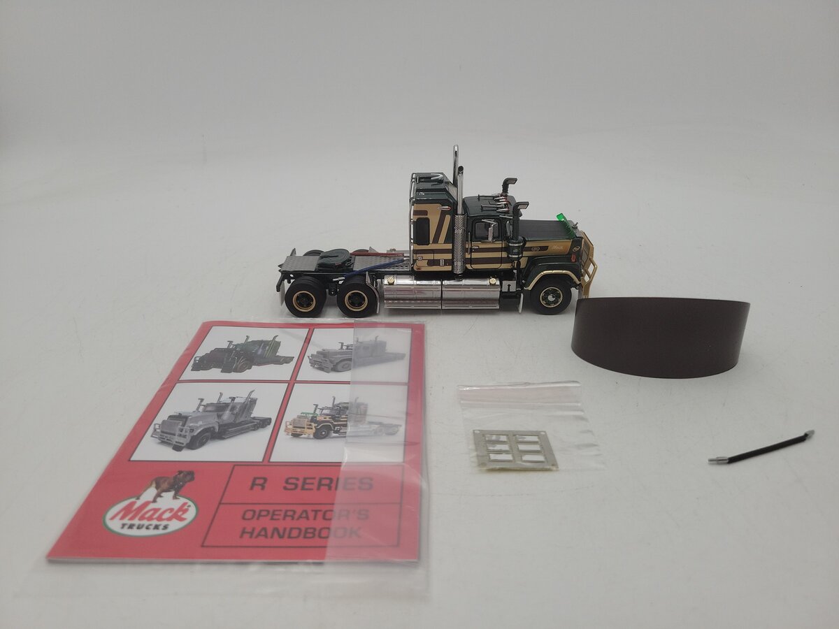 Drake Z88001 1:50 Scale Mack Ludwig Leichard Bicentennial Super Liner Tractor EX/Box