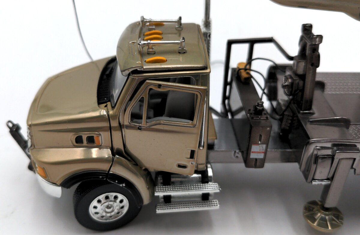 TWH Collectibles 1400 1:50 Diecast National Boom Truck Sterling Gold Edition EX/Box