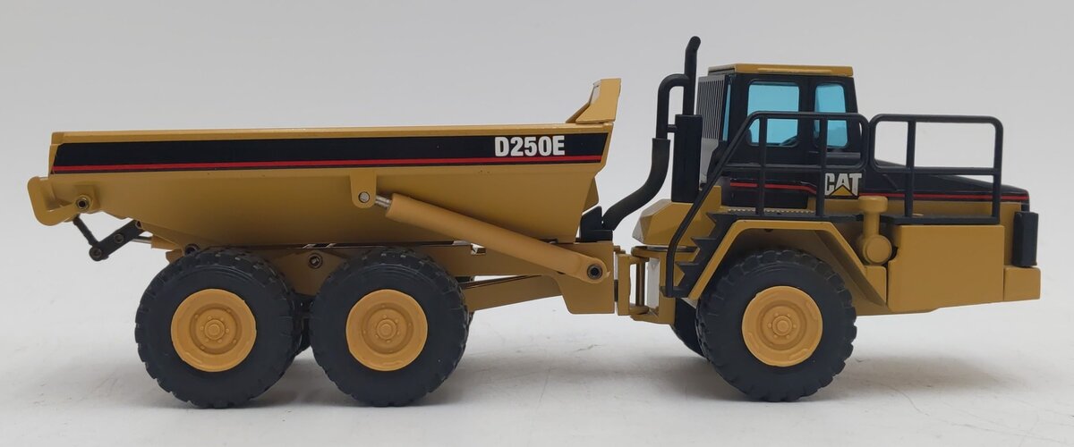 NZG 413 1:50 Caterpillar D250E Articulated Truck EX/Box
