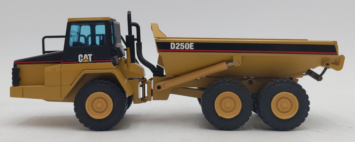 NZG 413 1:50 Caterpillar D250E Articulated Truck EX/Box