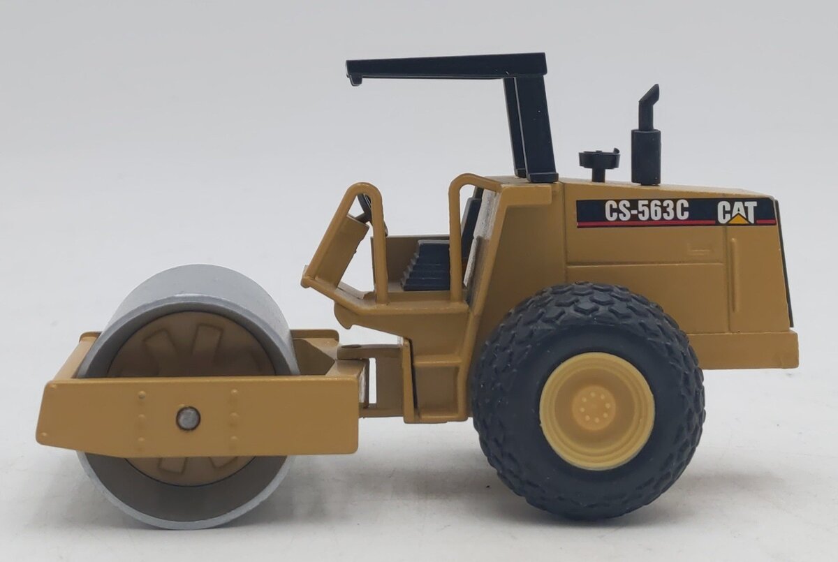 NZG 401 1:50 Die-Cast Caterpillar CS-563C Vibratory Soil Compactor EX/Box