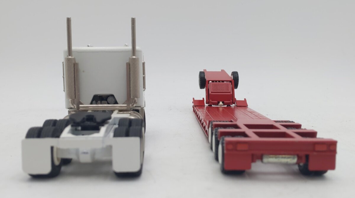 Conrad 1:50 Scale Freigthliner COE Truck with Talbert Lowboy Trailer VG