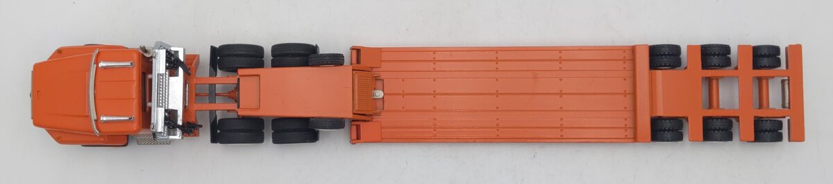 Conrad 1:50 Die-Cast Iowa International 5600i Truck with Lowboy Trailer LN
