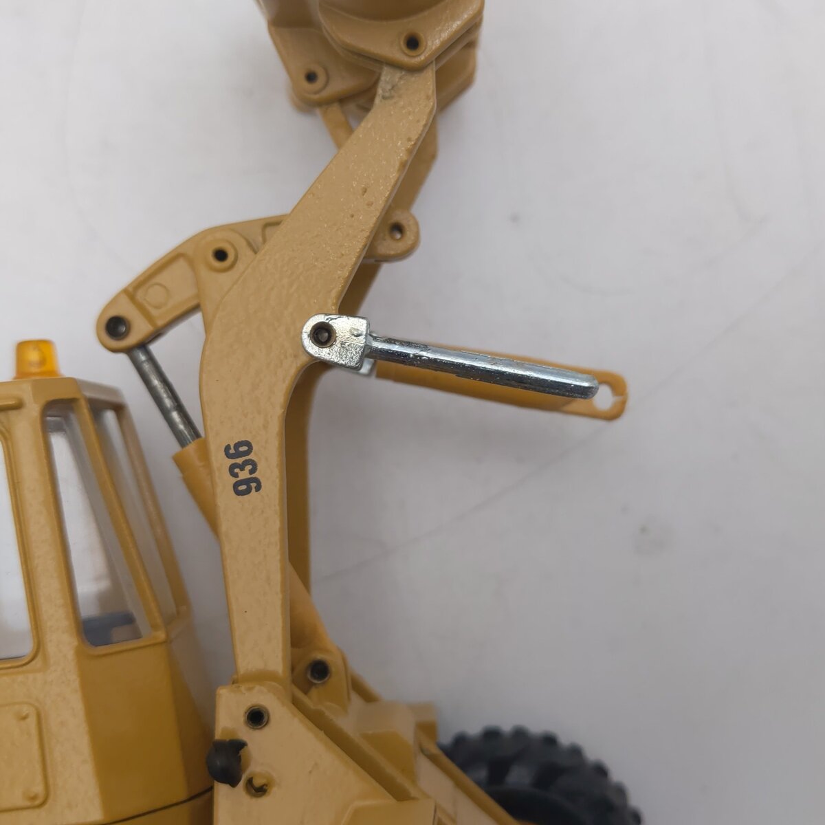 Conrad 2886 1:50 Die-Cast Caterpillar 936 Wheel Loader/Box