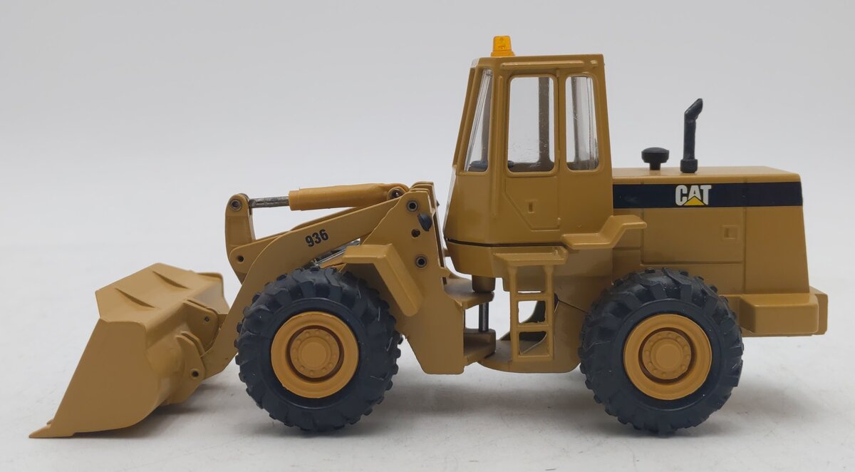 Conrad 2886 1:50 Die-Cast Caterpillar 936 Wheel Loader/Box