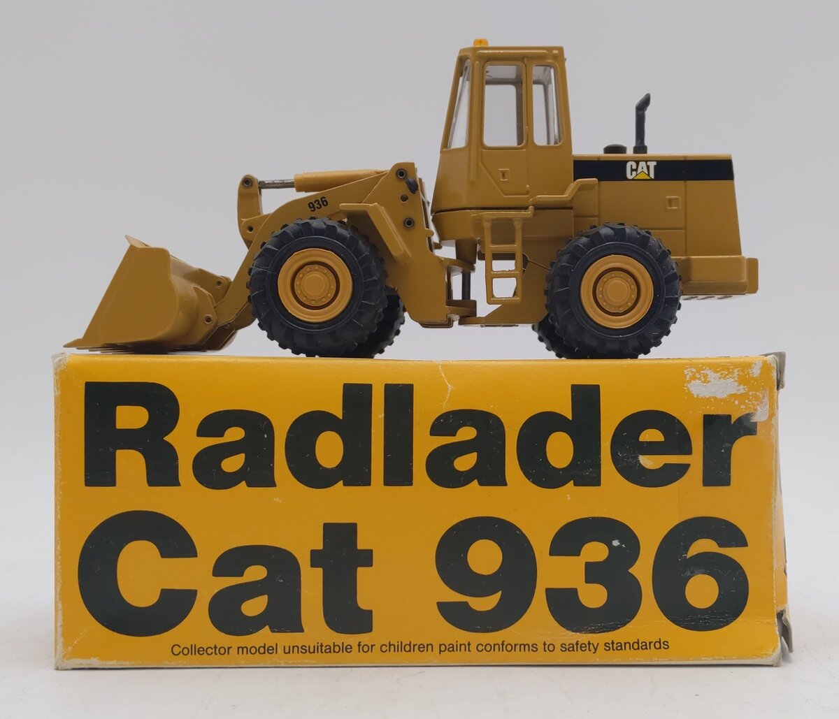 Conrad 2886 1:50 Die-Cast Caterpillar 936 Wheel Loader/Box