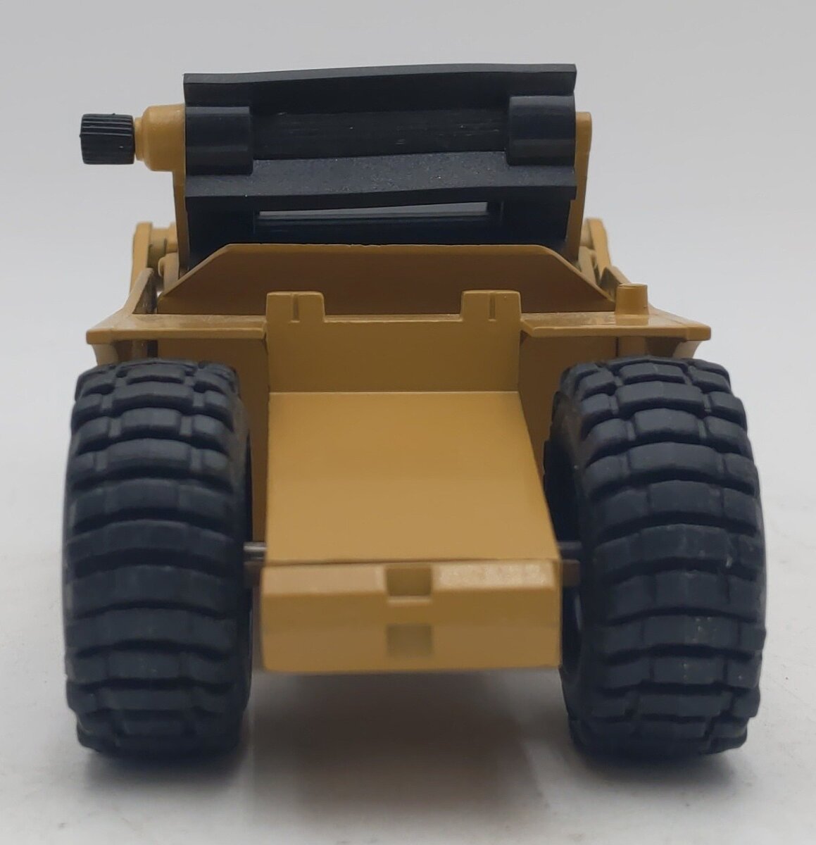 NZG 260 1:50 Scale Diecast Caterpillar 615C Wheel Tractor w/Elevating Scraper LN