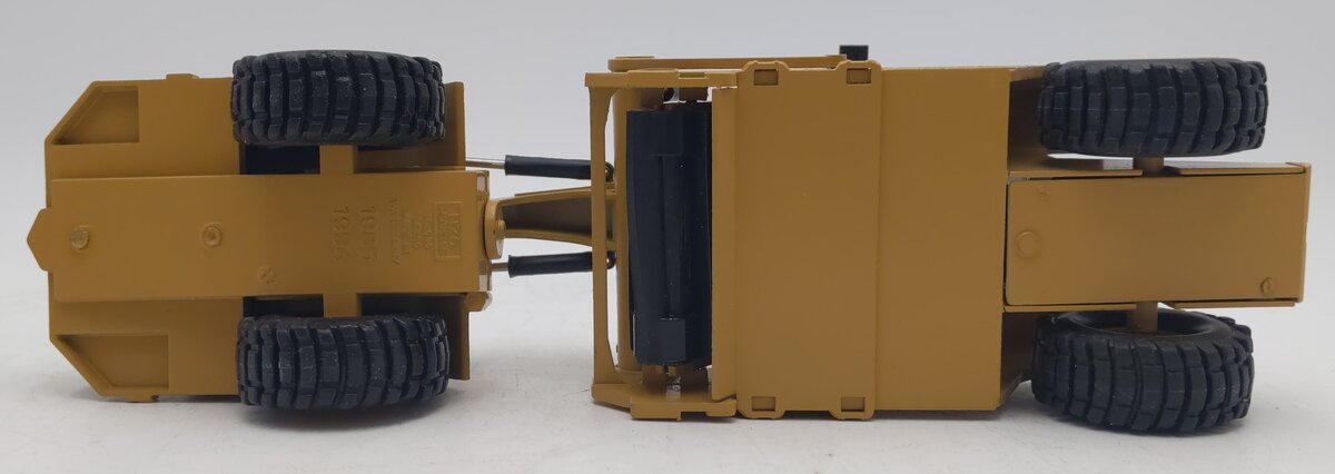 NZG 260 1:50 Scale Diecast Caterpillar 615C Wheel Tractor w/Elevating Scraper LN