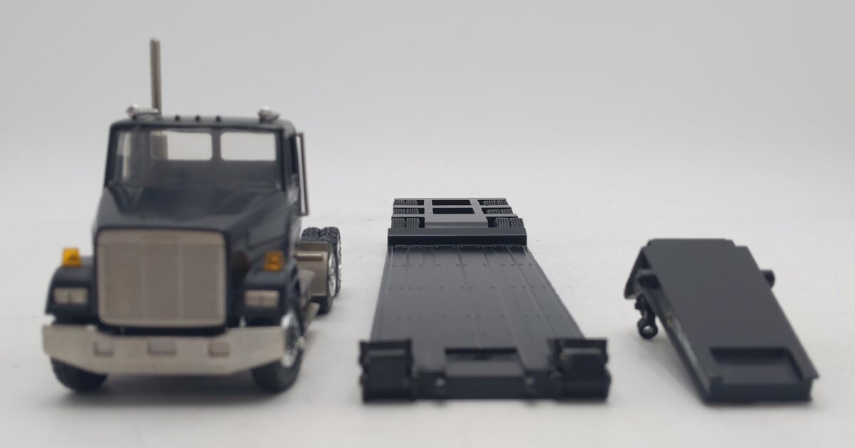 Conrad 3512 1:50 Scale Freigthliner Truck with Talbert Low Loader EX