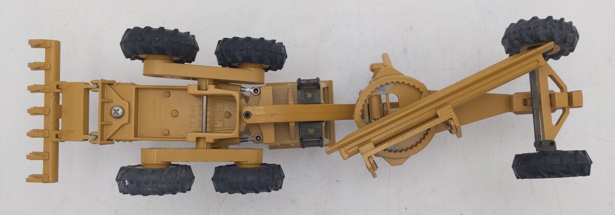 NZG 387 1:50 16G Caterpillar Motor Grader VG/Box