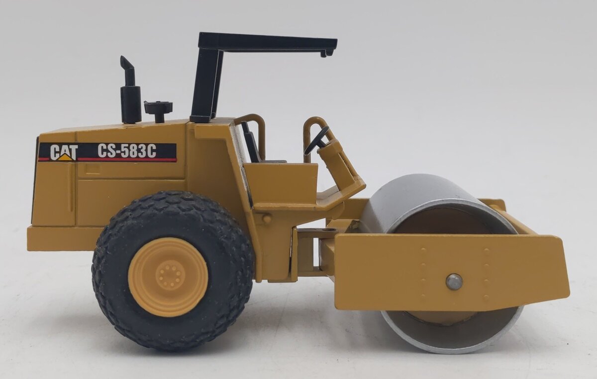 NZG 402 1:50 Caterpillar CS-583C Vibratory Soil Compactor EX/Box