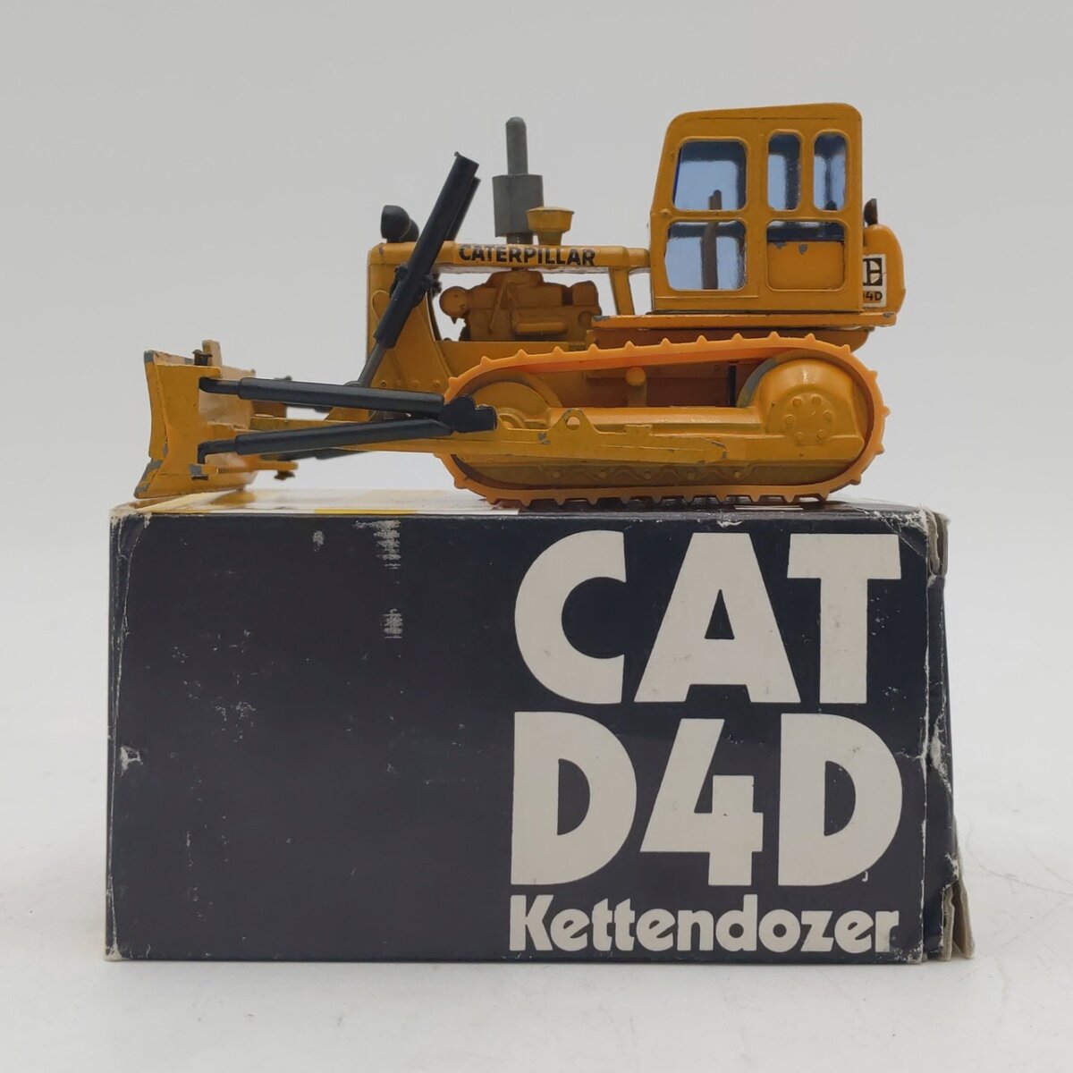 NZG Modelle 119 1:50 Scale Die-Cast CAT D4D Bulldozer VG/Box