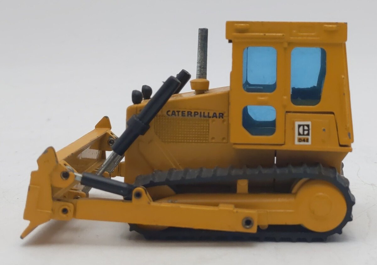 NZG 205 1:50 Scale Caterpillar Kettendozer Cat D4E EX/Box
