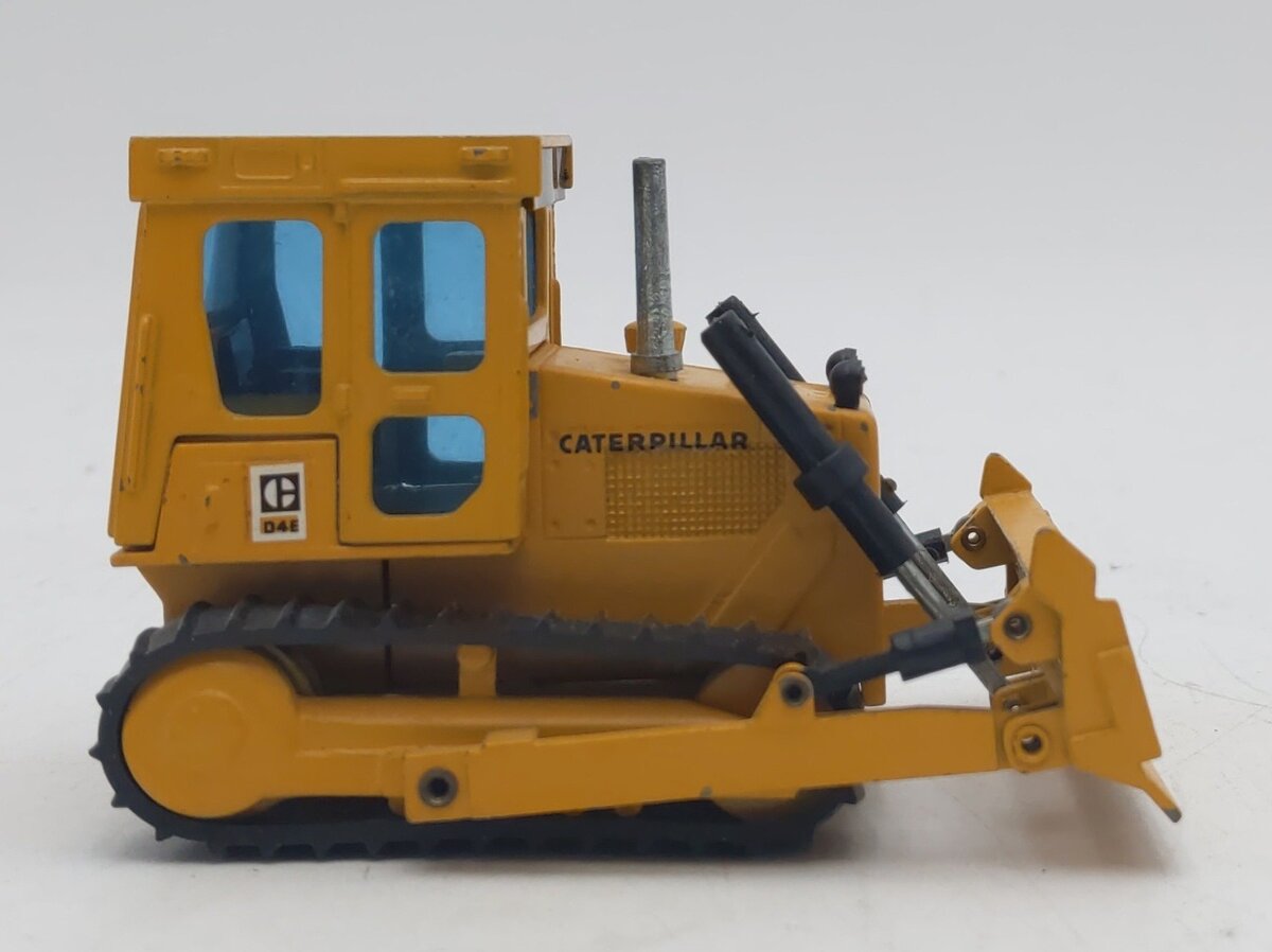 NZG 205 1:50 Scale Caterpillar Kettendozer Cat D4E EX/Box
