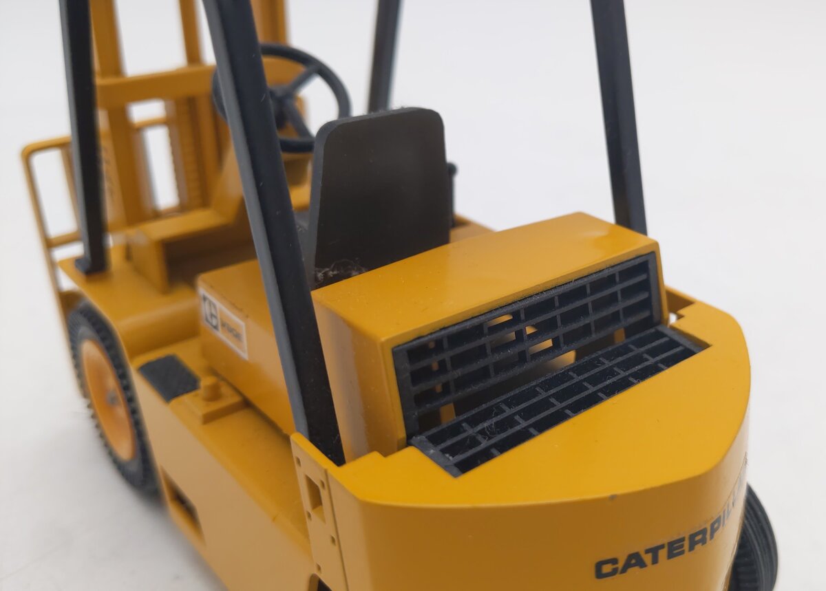 NZG 182 1:25 Caterpillar V80E Fork Lift Truck EX/Box