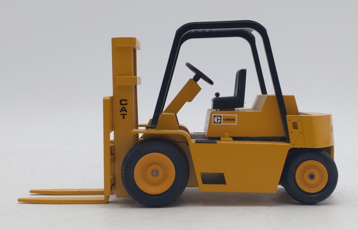 NZG 182 1:25 Caterpillar V80E Fork Lift Truck EX/Box