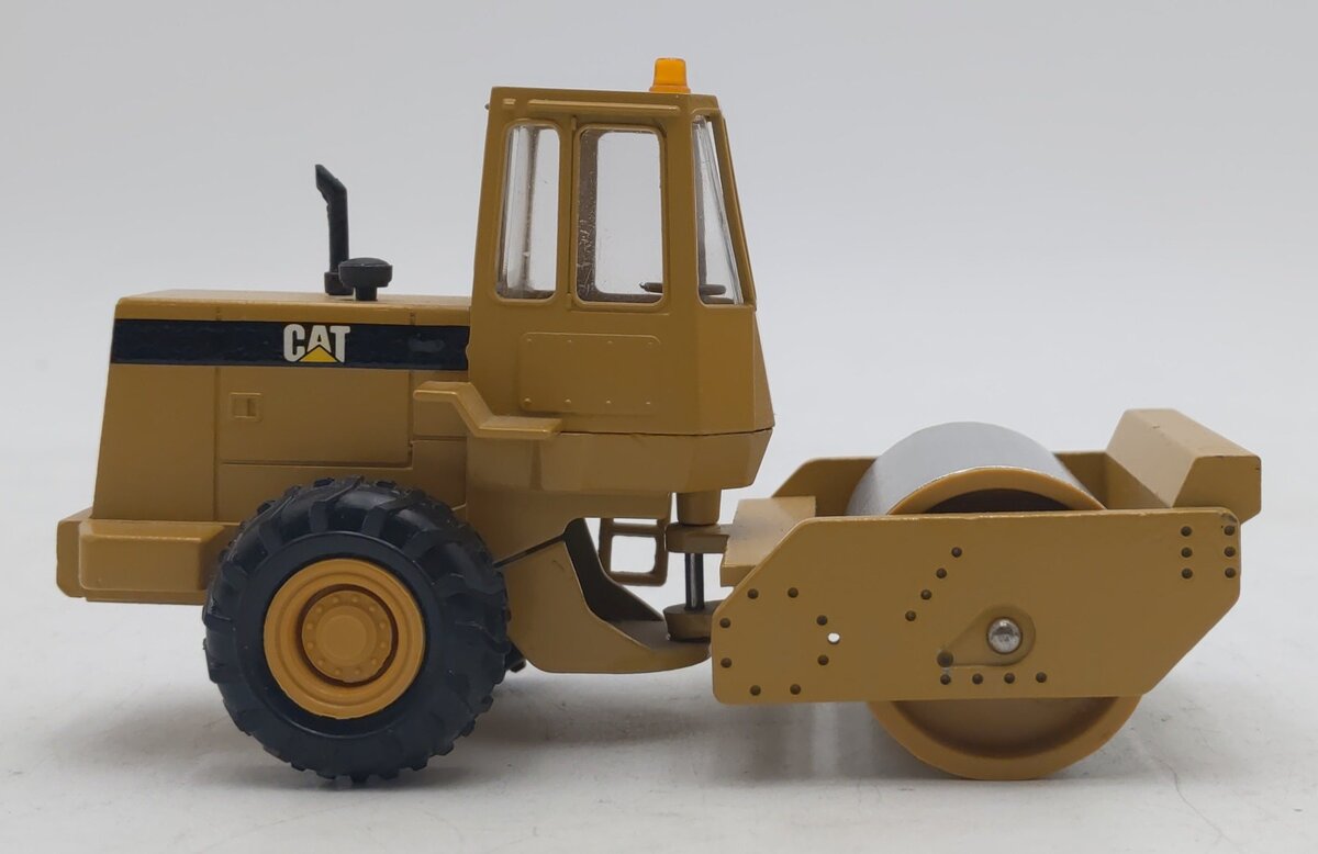 Conrad 2889 1:50 Caterpillar Compactor CAT CS 653 EX/Box
