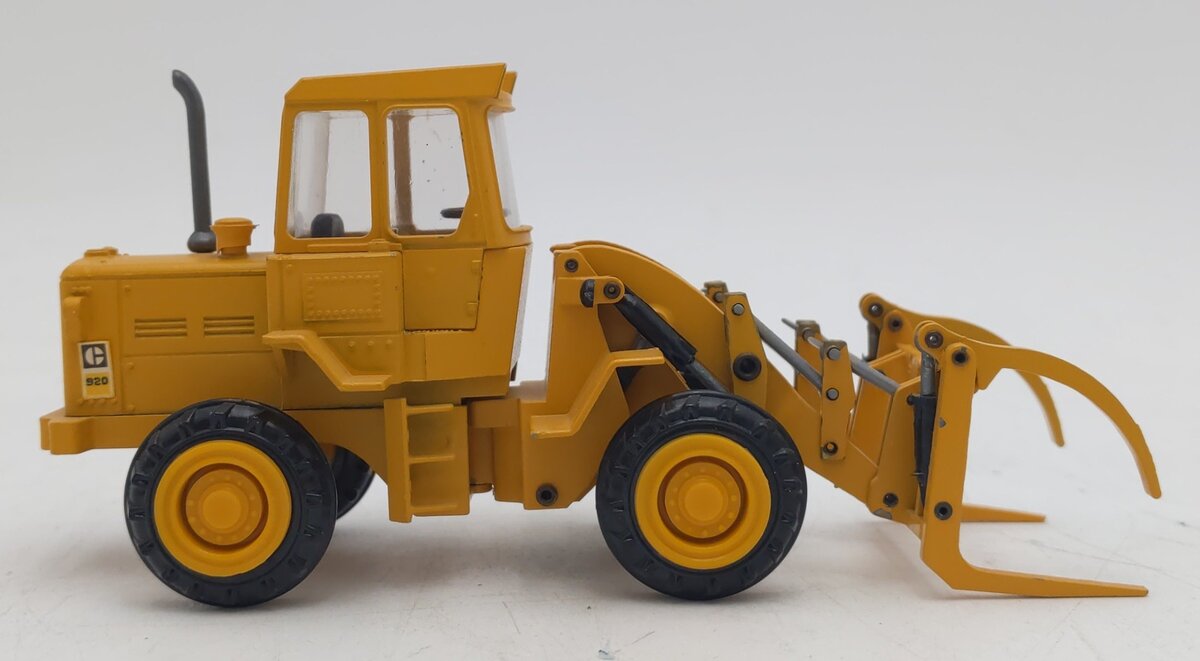 Conrad 1:50 Die-Cast Caterpillar 920 Loader w/ Log Forks EX
