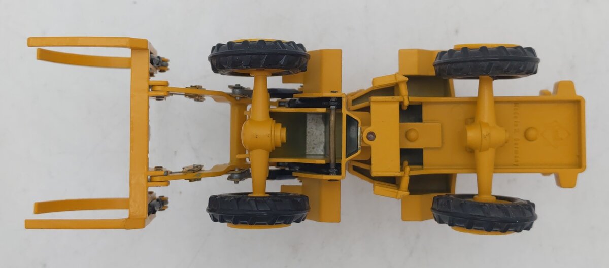 Conrad 1:50 Die-Cast Caterpillar 920 Loader w/ Log Forks EX