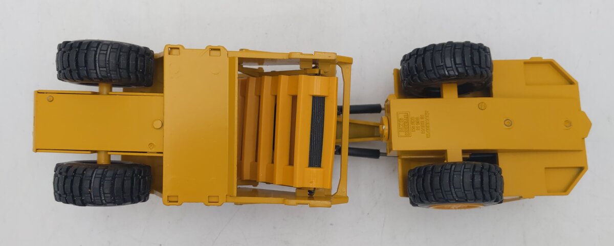 NZG 260 1:50 Scale Die-Cast CAT 615C Wheel Tractor with Elevating Scraper EX