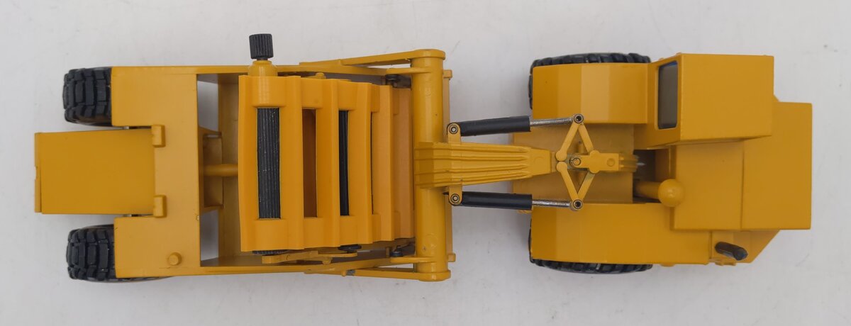 NZG 260 1:50 Scale Die-Cast CAT 615C Wheel Tractor with Elevating Scraper EX