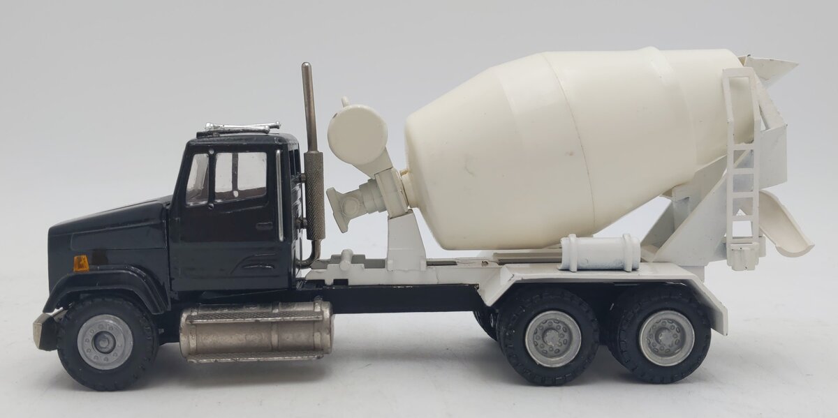 Conrad 1:50 Die-Cast Black International 5600 Mixer Truck EX